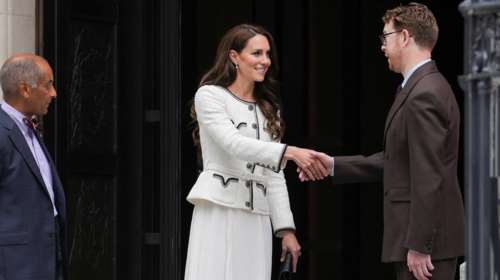 Μαρία Αντουανέτα η Κέιτ Μίντλετον: Το Chanel αξεσουάρ των 3.350 λιρών που συνδύασε με λευκό τουίντ σύνολο