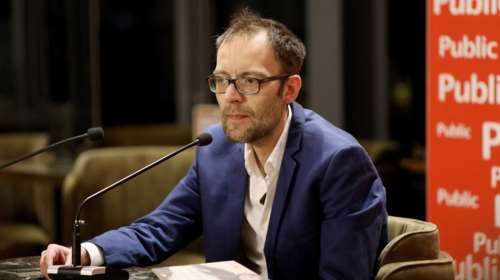 Το facebook κατέβασε φωτογραφία του Αύγουστου Κορτώ να φιλιέται με τον σύζυγό του – Η απάντηση του συγγραφέα