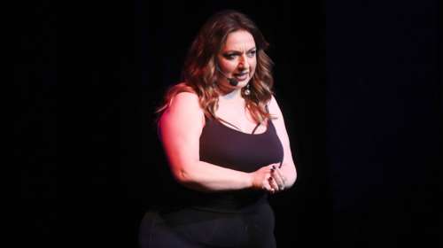 Ιερέας μηνύει την ηθοποιό Σοφία Μουτίδου για την "Παναγία Αχαΐρευτη της Μυκόνου" - Το επίμαχο βίντεο