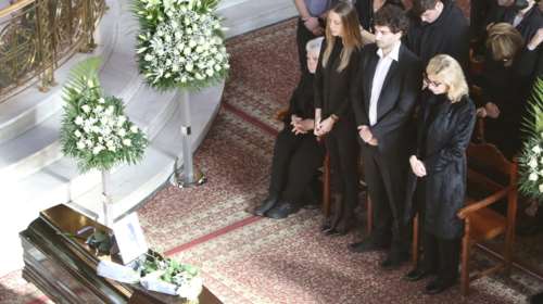 Κηδεία Κώστα Χαρδαβέλλα: Το αγαπημένο του αντικείμενο που κρατούσε διαρκώς η σύζυγός του στο τελευταίο αντίο