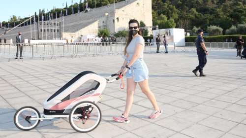 Νικολέττα Ράλλη: Βόλτα με την κόρη της στο Καλλιμάρμαρο λίγο πριν την επίδειξη του Dior [Εικόνες]