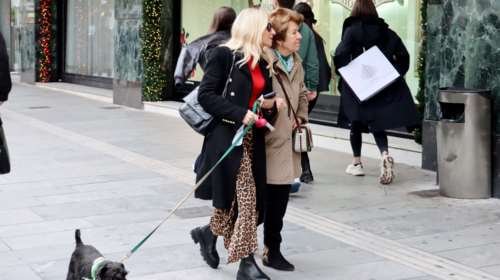 Μαρία Μπεκατώρου: Βόλτα στο κέντρο της Αθήνας με τη μητέρα της - Η σπάνια εμφάνιση