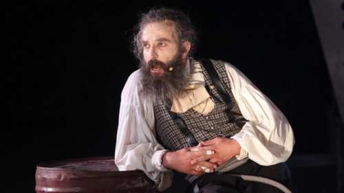 Άρης Σερβετάλης: Αντικαθίσταται τελικά ο ηθοποιός στην παράσταση - Το μήνυμα της παραγωγής [Βίντεο]