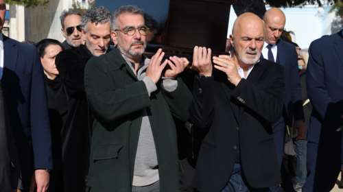 Κηδεία Δημήτρη Ήμελλου: Ο Λιβαθινός και η ομάδα της Πειραματικής σκηνής του Εθνικού Θεάτρου, σήκωσαν στους ώμους το φέρετρο