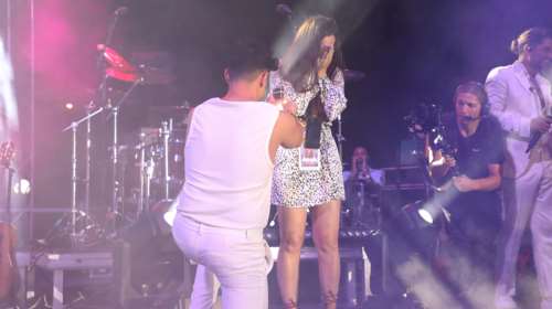 Ο ντράμερ των &quot;Μελισσών&quot; έκανε πρόταση γάμου... επί σκηνής - Τα δάκρυα και το πείραγμα του Μάστορα [βίντεο]