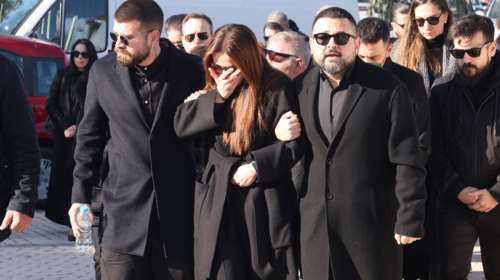 Ο Χάρης Κωστόπουλος δεν έμαθε ποτέ για τον θάνατο του Βασίλη Καρρά - &quot;Ράγισε&quot; καρδιές ο επικήδειος του γιου του [βίντεο]