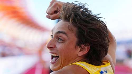 Μυθικός Ντουπλάντις: Συνέτριψε με 6,21 μ. το παγκόσμιο ρεκόρ στο άλμα επί κοντώ [βίντεο]