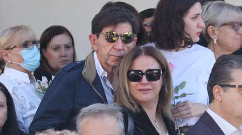 Συντετριμμένη η Μπέσσυ Μάλφα στην κηδεία της Κάτιας Νικολαΐδου - Την κρατούσε ο σύζυγός της [εικόνες]