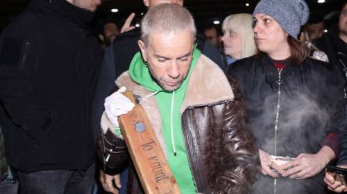 Μοναδικός Γιώργος Μαζωνάκης: Μαγείρεψε για τους άστεγους και τραγούδησε - &quot;Εποχή για πράξεις, όχι λόγια&quot;