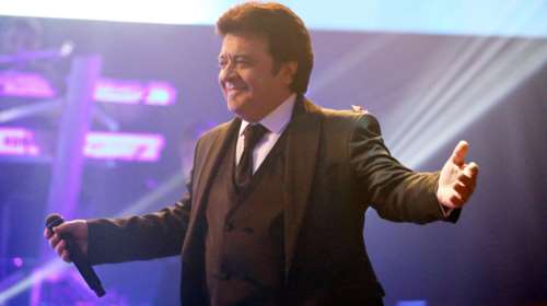 Ατύχημα για τον Βασίλη Τερλέγκα - Έπεσε προσπαθώντας να κατέβει από τη σκηνή [βίντεο]