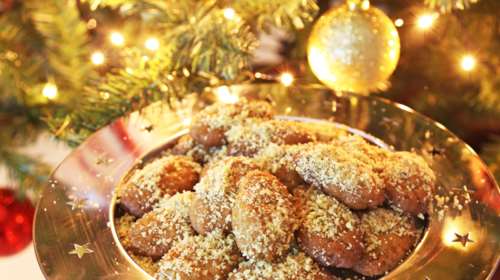 Αυτή είναι η πιο δημοφιλής συνταγή για μελομακάρονα από τον Ακη Πετρετζίκη