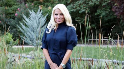 Η Μενεγάκη ποζάρει πάνω σε φουσκωτό, με ασπρόμαυρο καφτάνι - Το τρολάρισμα του γιου της