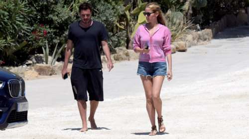 Γενέθλια για τον Θεοδωρίδη - Η εντυπωσιακή τούρτα και η φωτό με τη Νομικού και τα παιδιά τους