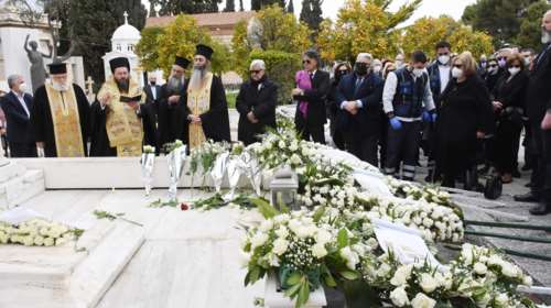 Δημήτρης Κοντομηνάς: Τρισάγιο από τους φίλους και συνεργάτες του στο Α&#39; Νεκροταφείο, με πρωτοβουλία Καίσαρη [Εικόνες]