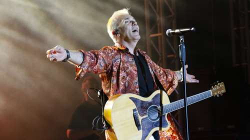 Στέλιος Ρόκκος: Η αγκαλιά της κόρης του λίγο πριν ανέβει στη σκηνή - "Έχω ένα όπλο, ένα φτυάρι και ένα άλλοθι..." [βίντεο]