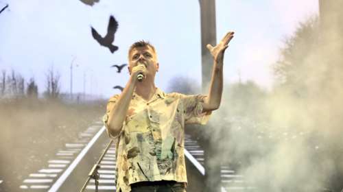 Φοίβος Δεληβοριάς: Το συγκινητικό τραγούδι του για τα Τέμπη - "Θα σε πάρω εγώ, παιδάκι μου, όταν φτάσω" [βίντεο]