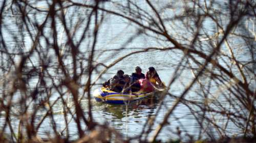 Θρίλερ στον Έβρο: Διάσωση 17 Τούρκων, ανάμεσά τους και παιδιά - Δηλώνουν φυγάδες και ζητούν άσυλο