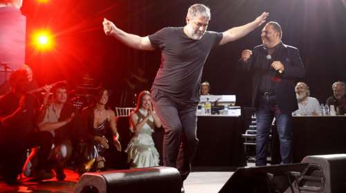 Βασίλης Μπισμπίκης: Το βαρύ ζεϊμπέκικο την ώρα που η Δέσποινα Βανδή εμφανιζόταν στα MAD VMA 2023 [Εικόνες - Βίντεο]