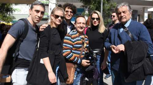 Ο Μπιμπίλας απολογείται για τις φωτογραφίες με τους χαμογελαστούς ηθοποιούς στη διαδήλωση για τα Τέμπη