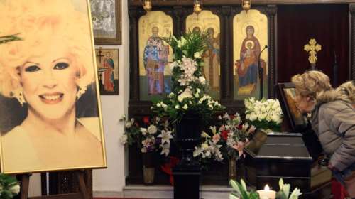 Το τελευταίο αντίο στην Καίτη Γκρέυ - Ποιοι έδωσαν το παρών στην κηδεία της σπουδαίας λαϊκής τραγουδίστριας [εικόνες]