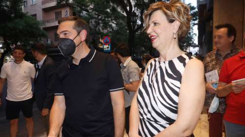 Ο Αλέξης Τσίπρας χαλαρός και χαμογελαστός σε συναυλία - Με την Ολγα Γεροβασίλη [εικόνες]