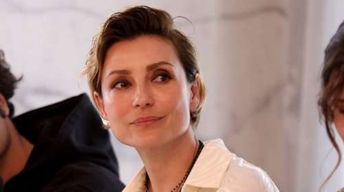 Ευδοκία Ρουμελιώτη: Έκανε την τέλεια μεταβατική εμφάνιση με πολύ κοντό λευκό φόρεμα και loafers