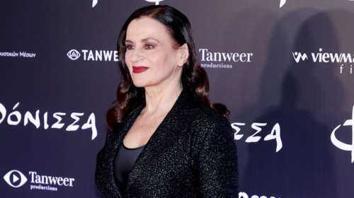 Καρυοφυλλιά Καραμπέτη: Με βινύλ κοστούμι στην πρεμιέρα της Φόνισσας - Οι απίθανες γόβες και το εφέ στα μανίκια της