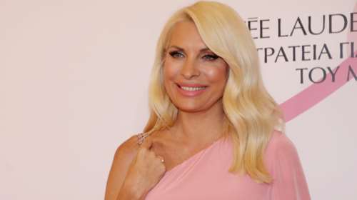 Ελένη Μενεγάκη: Λαμπερή με total pink look με one shoulder φόρεμα και ροζ αξεσουάρ