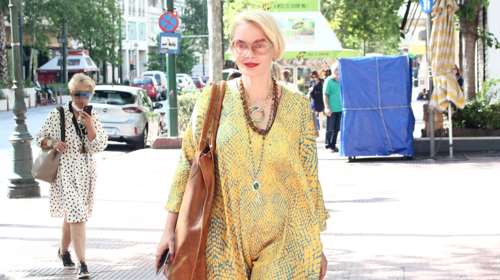 Στο vintage σπίτι της Έλενας Χριστοπούλου - Οι βελούδινοι καναπέδες και τα ιδιαίτερα χρώματα [εικόνες]