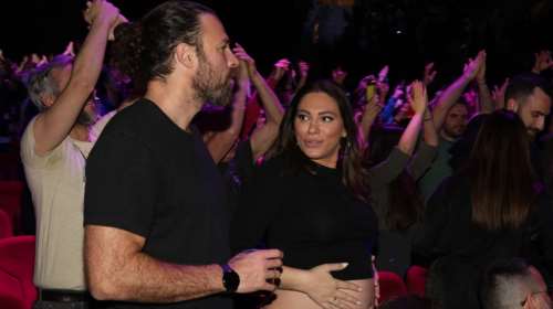 Η Ευρυδίκη Βαλαβάνη φωτογραφίζει τον Γρηγόρη Μόργκαν στο μαιευτήριο με το νεογέννητο μωρό τους