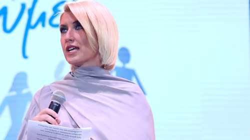 Σία Κοσιώνη: Με ton sur ton σατέν σύνολο στο Καλλιμάρμαρο - Το τοπ με το ενσωματωμένο φουλάρι - πασμίνα