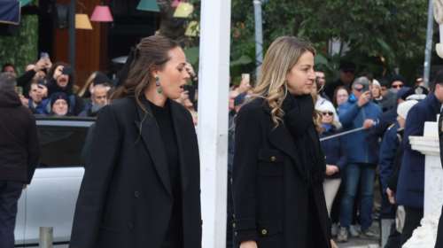 Στα στιλιστικά βήματα της Κέιτ Μίντλετον η Νίνα Φλορ - Με φιόγκο στα μαλλιά στη Μητρόπολη Αθηνών