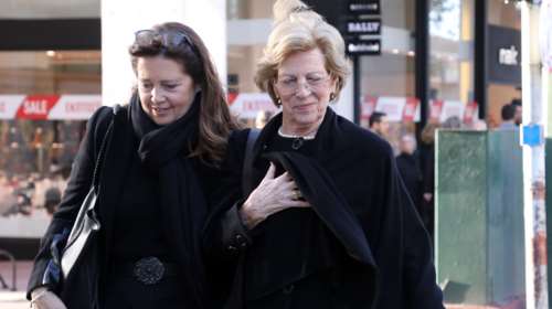 Άννα Μαρία: Με μπαστούνι και σνίκερς στην Αθήνα - Αγκαζέ με την κόρη της Αλεξία που ζει στα Κανάρια Νησιά