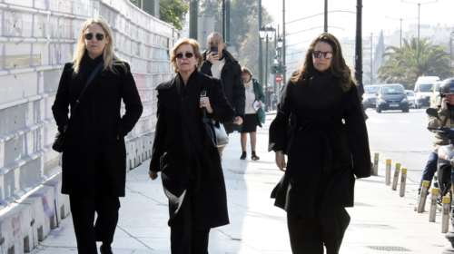 Αλεξία - Θεοδώρα: Μαυροφορεμένες στην Αθήνα οι κόρες του τέως - Το γεύμα στην περιοχή του Χίλτον