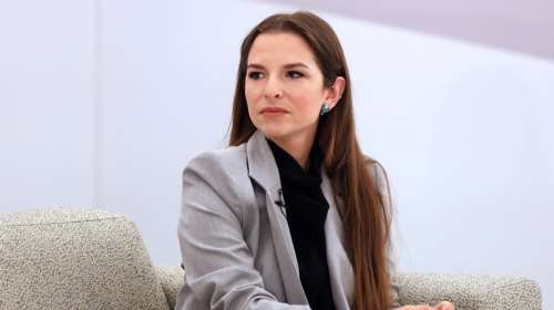 Εριέττα Κούρκουλου: Έκοψε οικογενειακώς τη vegan βασιλόπιτα στο σπίτι της