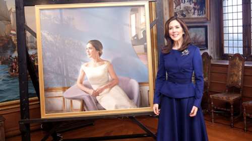 Το νέο ποτρέτο της πριγκίπισσας: Η Μαίρη της Δανίας ποζάρει με ονειρεμένο λευκό φόρεμα
