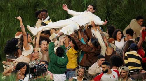 Super Bowl: Γιατί το σόου του Bad Bunny ήταν "χαστούκι" για τον Τραμπ και τις πολιτικές του στο μεταναστευτικό