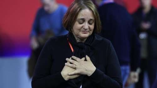 Συνέδριο ΣΥΡΙΖΑ: Παρούσα η μητέρα του Βάιου Βλάχου, θύματος των Τεμπών - Την χειροκρότησαν όλοι όρθιοι  [βίντεο]