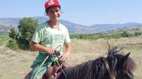 Viral η νεαρή Λαρισαία &quot;αμαζόνα&quot;: Καβαλάει άλογα και βόσκει τα 600 πρόβατά της