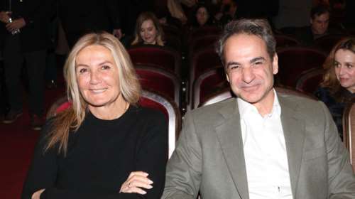 Στο Δημοτικό Θέατρο Πειραιά ο Κυριάκος Μητσοτάκης μαζί με τη Μαρέβα - Παρακολούθησαν την παράσταση &#39;&#39;Τρεις Ψηλές Γυναίκες&#39;&#39;