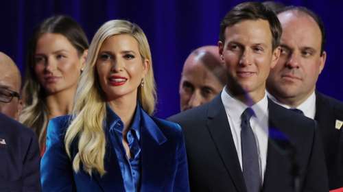 Το αμφιλεγόμενο look της Ιβάνκα Τραμπ μετά τη νίκη του πατέρα της: Το απίθανο βελούδινο κοστούμι σε απόχρωση που δίχασε