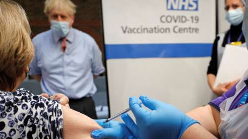 Η Βρετανία γράφει Ιστορία: 90χρονη κάνει το εμβόλιο κορονοϊού υπο το βλέμμα του Μπόρις Τζόνσον [βίντεο]