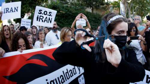 Ιράν: Θάνατος 16χρονης διαδηλώτριας -  "Αυτοκτόνησε, έπεσε από ταράτσα" υποστηρίζουν οι Αρχές