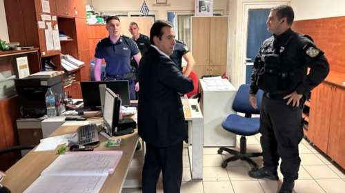 Ο Μηταράκης επισκέφθηκε το ΑΤ Ομόνοιας τα μεσάνυχτα - Νέος υπουργός Προστασίας του Πολίτη
