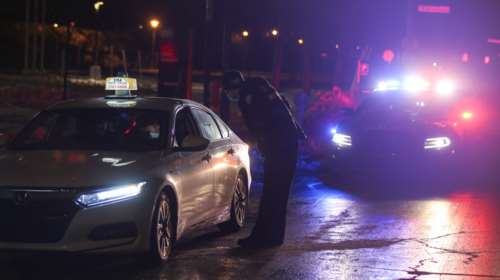 Καναδάς: Έβγαλε βόλτα με λουρί τον... φίλο της για να δει αν θα της βάλει πρόστιμο η αστυνομία