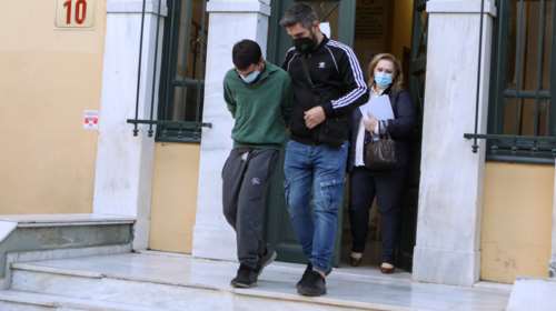 &quot;Τσακωθήκαμε, πήρα το κουζινομάχαιρο και την μαχαίρωσα&quot;: Σοκάρει ο μητροκτόνος του Αιγάλεω