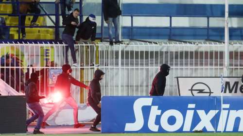 Ατρόμητος–Παναθηναϊκός: Επεισόδια και προσωρινή διακοπή στο Περιστέρι μετά από &quot;ξύλο&quot; μεταξύ οπαδών [εικόνες]