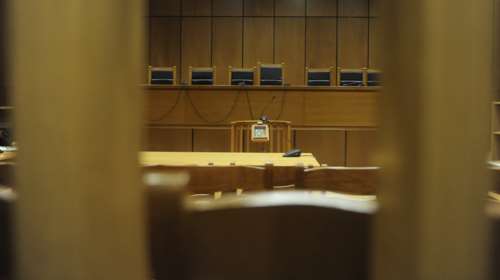 Ηλιούπολη: Ξεκινά η δίκη του αστυνομικού που εξέδιδε 19χρονη - Στο &quot;σκαμνί&quot; ο πατέρας της και ο πρώην σύντροφός της