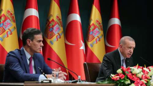 Δυσαρέσκεια της κυβέρνησης για Σάντσεθ-Ερντογάν: Όφειλε ο σοσιαλιστής Ισπανός πρωθυπουργός να λάβει υπόψιν τις αποφάσεις του Συμβουλίου