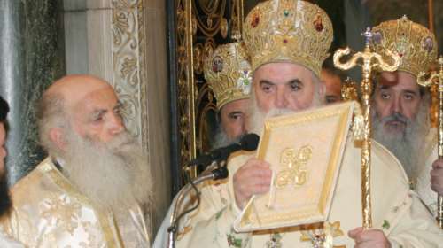 Προκαλεί ο μητροπολίτης Κυθήρων: Χαιρετισμοί με ανοικτές πόρτες